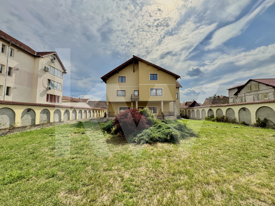 Casa pe 4 Niveluri - Ideală pentru Afaceri sau Reședință Exclusivistă