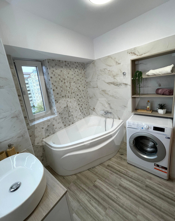 Apartament modern, 3 camere, 2 bai, etaj intermediarstr. Lunga