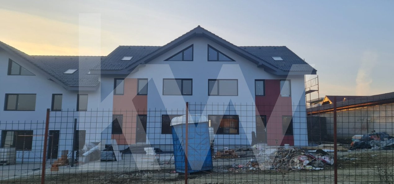 Casa tip înșiruită - 5 Camere - 2 bai - Cristian