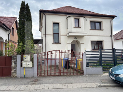 Apartament de inchiriat la casa, zona centrala