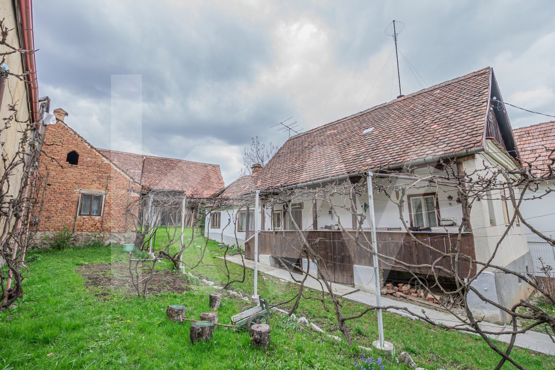 Casă cu potențial deosebit, la poalele cetății din Cisnădioara – teren 431 mp