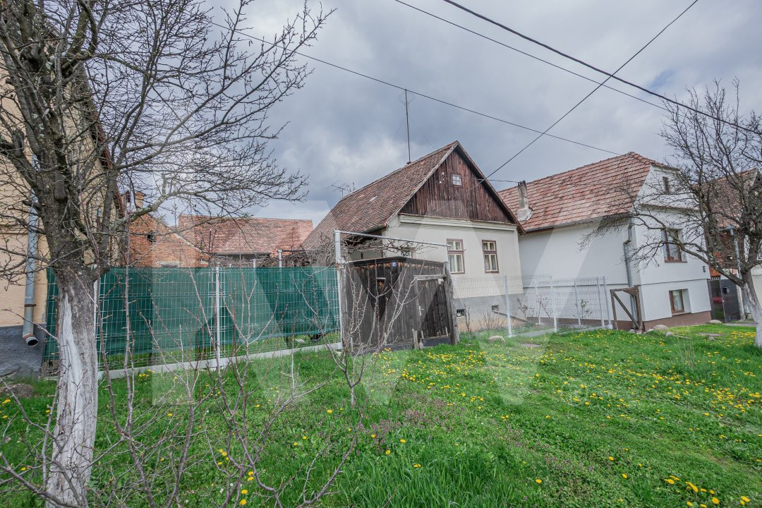 Casă cu potențial deosebit, la poalele cetății din Cisnădioara – teren 431 mp