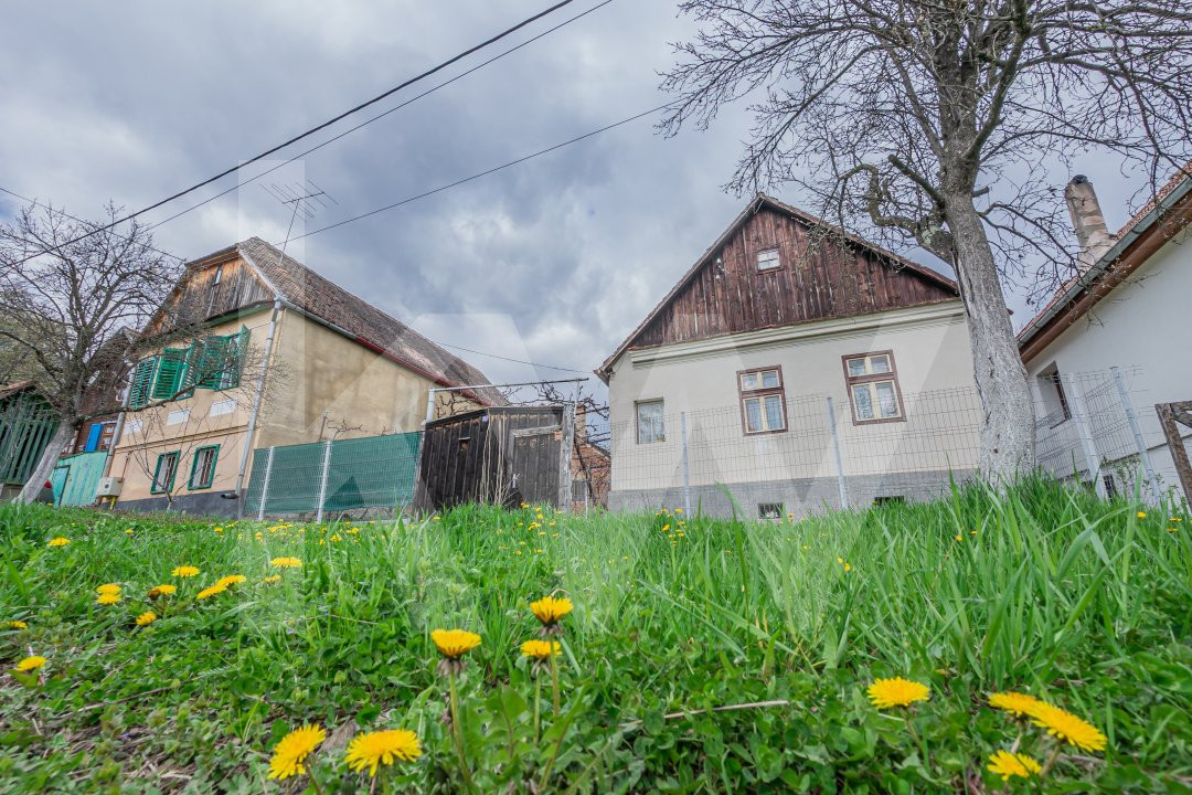 Casă cu potențial deosebit, la poalele cetății din Cisnădioara – teren 431 mp