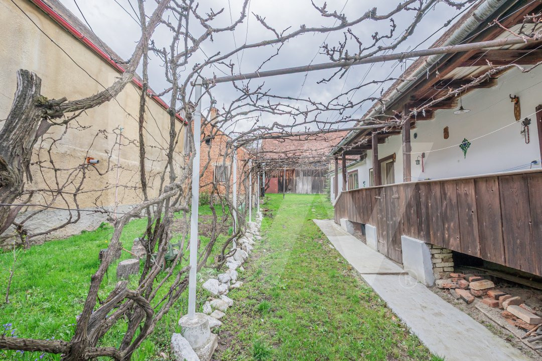 Casă cu potențial deosebit, la poalele cetății din Cisnădioara – teren 431 mp