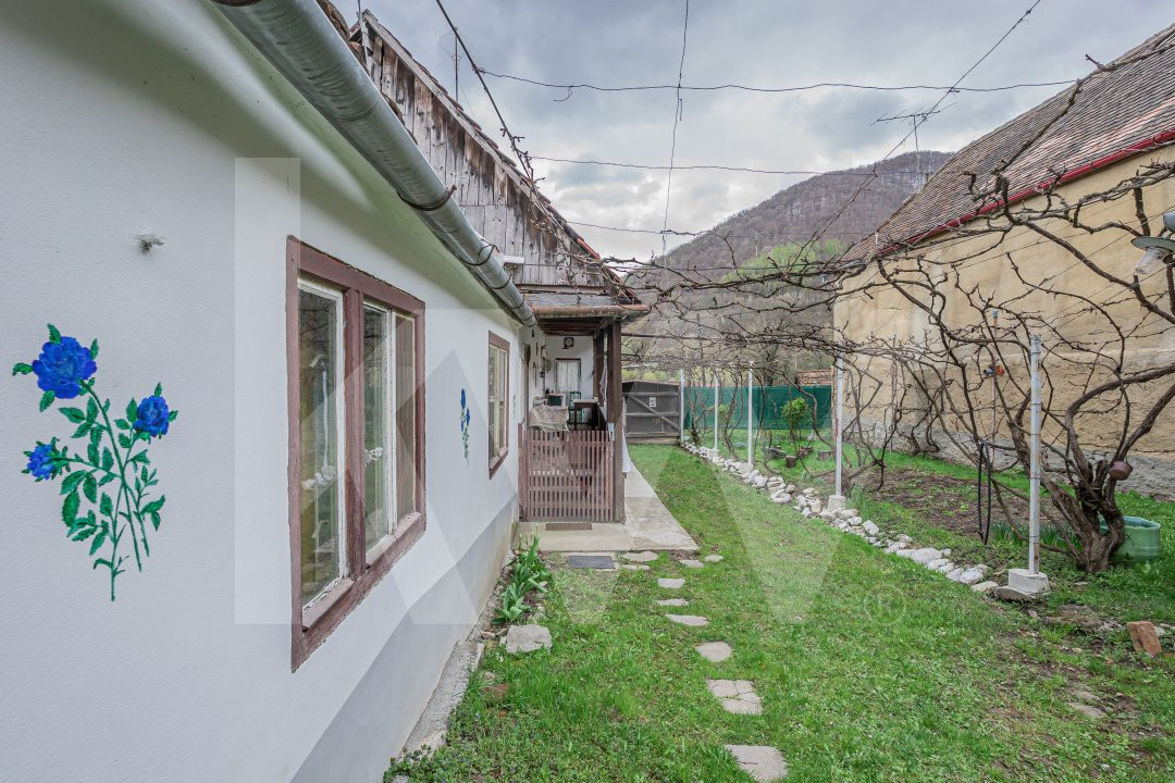 Casă cu potențial deosebit, la poalele cetății din Cisnădioara – teren 431 mp