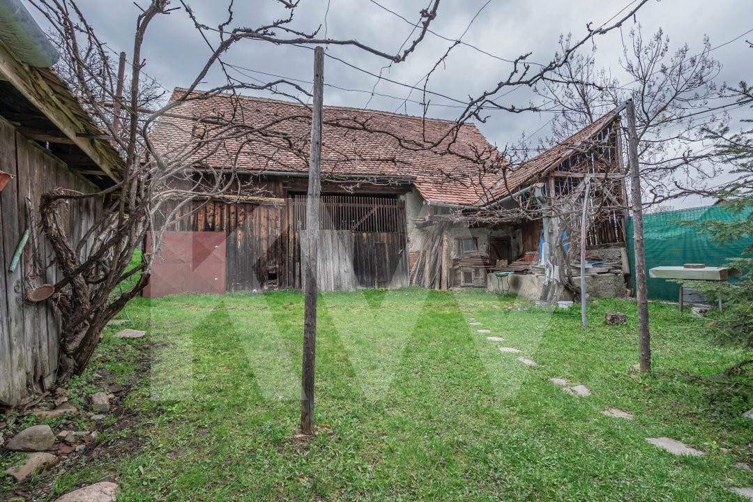 Casă cu potențial deosebit, la poalele cetății din Cisnădioara – teren 431 mp