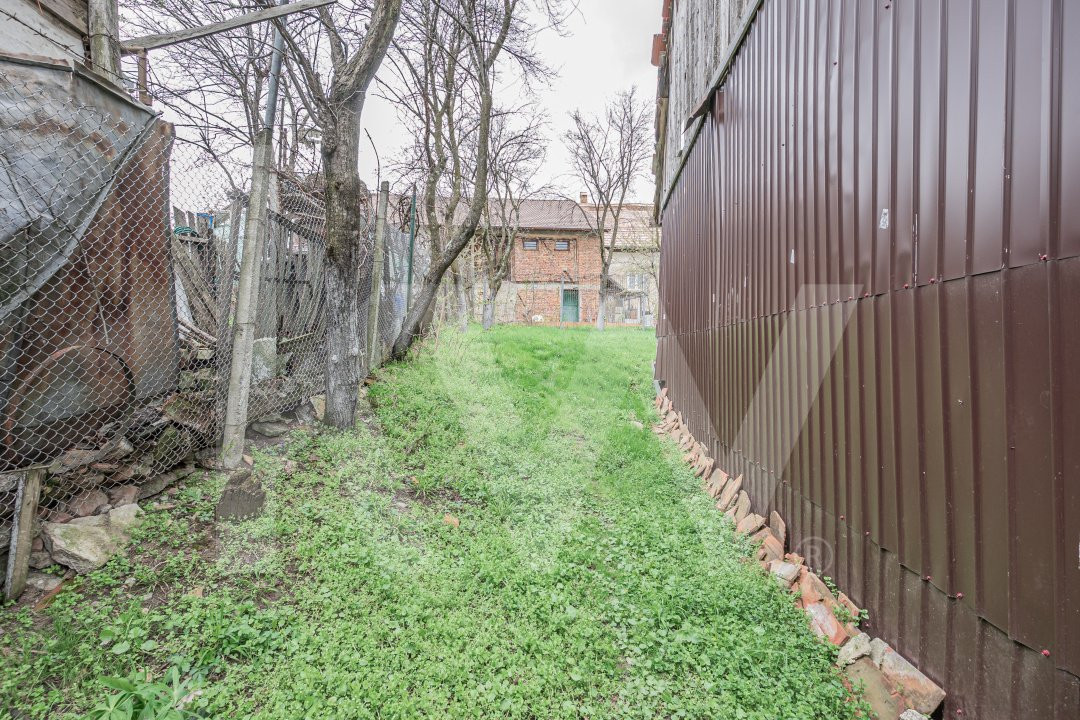 Casă cu potențial deosebit, la poalele cetății din Cisnădioara – teren 431 mp