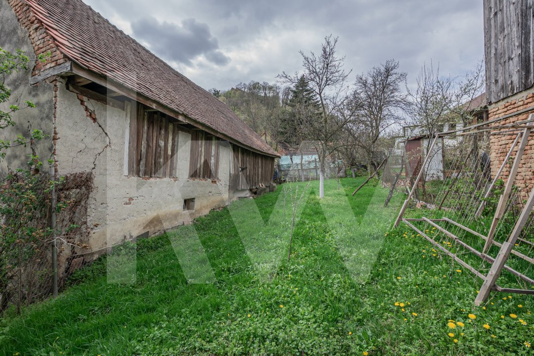 Casă cu potențial deosebit, la poalele cetății din Cisnădioara – teren 431 mp