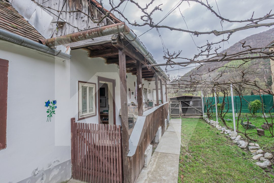 Casă cu potențial deosebit, la poalele cetății din Cisnădioara – teren 431 mp