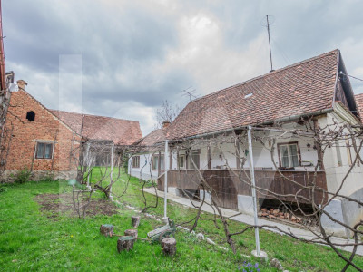Casă cu potențial deosebit, la poalele cetății din Cisnădioara – teren 431 mp
