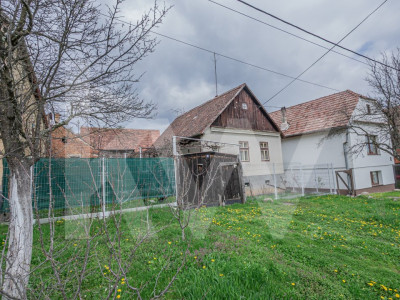 Casă cu potențial deosebit, la poalele cetății din Cisnădioara – teren 431 mp