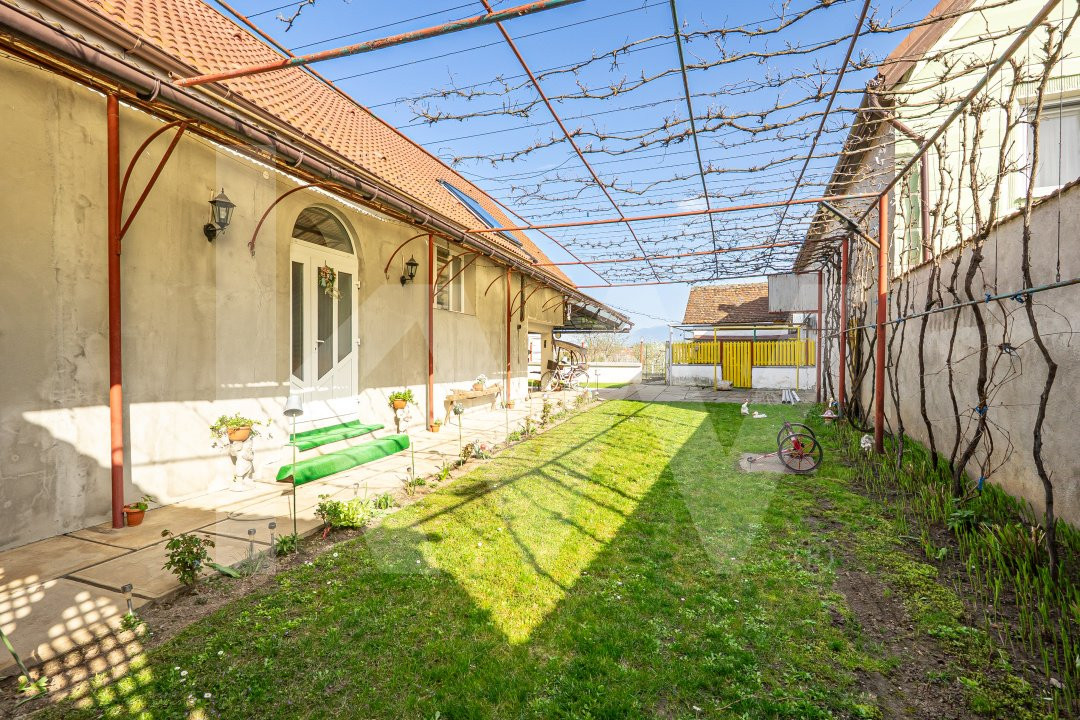 Casă deosebită în Avrig – Central, cu livadă, grădină și vedere spre munți