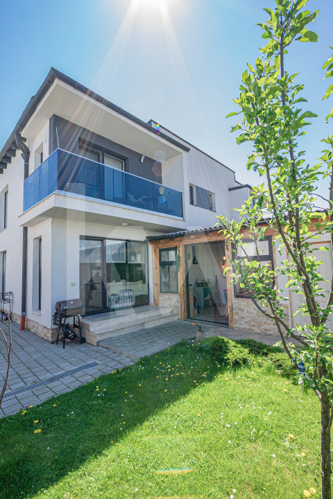 Casă tip duplex de vânzare în Turnișor, Sibiu – priveliște superbă și liniște!