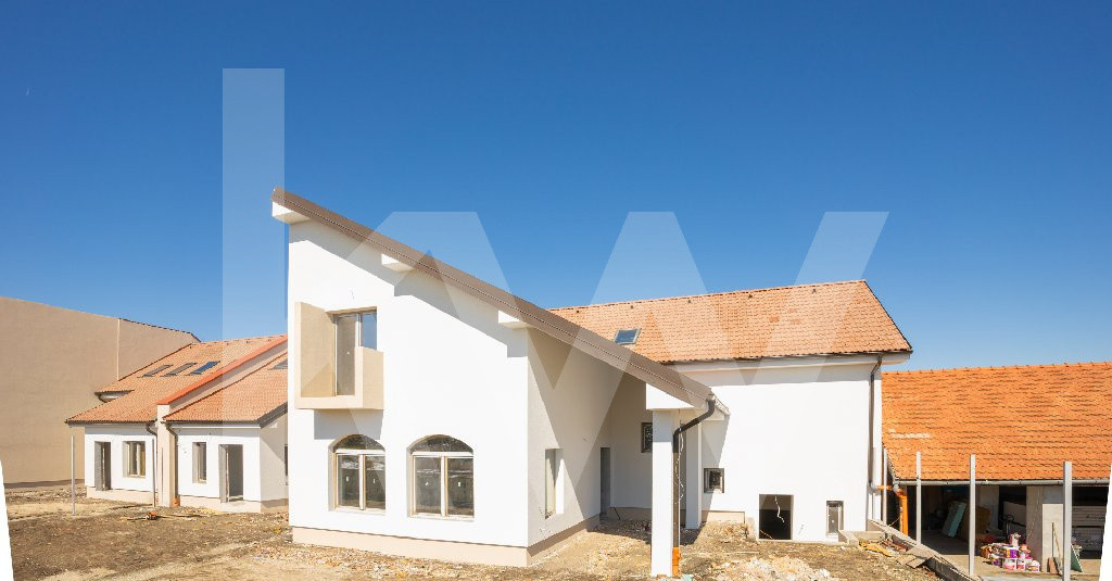 Casa rezidentiala generoasa cu 5 camere, 3 bai, parcare, Sura Mica - Sibiu