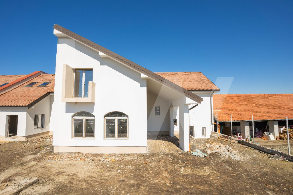 Casa rezidentiala generoasa cu 5 camere, 3 bai, parcare, Sura Mica - Sibiu