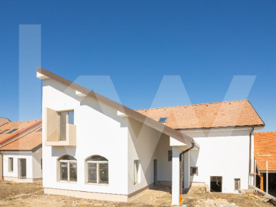 Casa rezidentiala generoasa cu 5 camere, 3 bai, parcare, Sura Mica - Sibiu