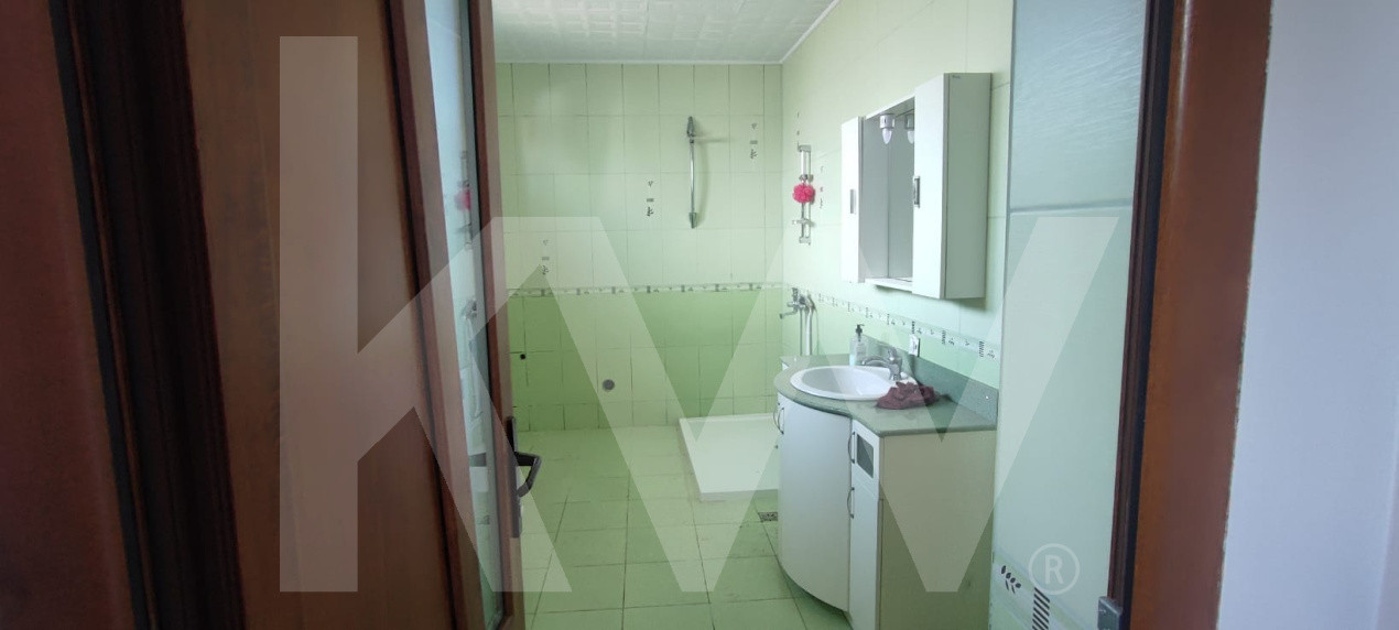 Casă de închiriat – 2 dormitoare, 100 mp utili + curte 220 mp, garaj, filigorie