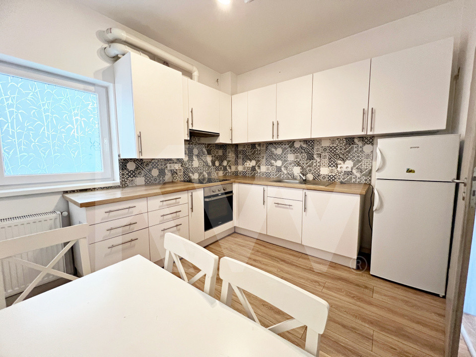 Apartament primitor de 2 camere, mobilat și utilat + balcon si parcare. Parter.