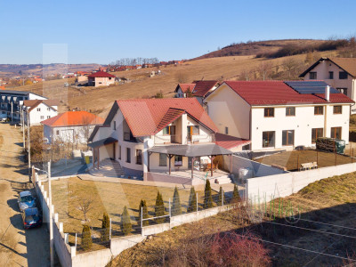 Casă individuală 4 camere, terasă, curte mare, pivniță, garaj, pod