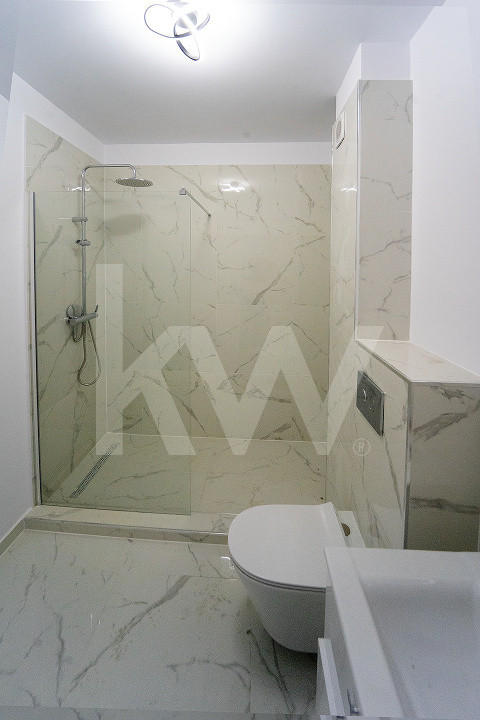 Penthouse 3  camere - finisat la cheie, intabulat