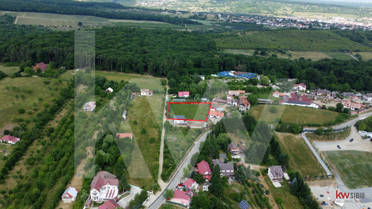 Teren intravilan 2000 mp - Tocile, vedere panoramică spre munte și pădure
