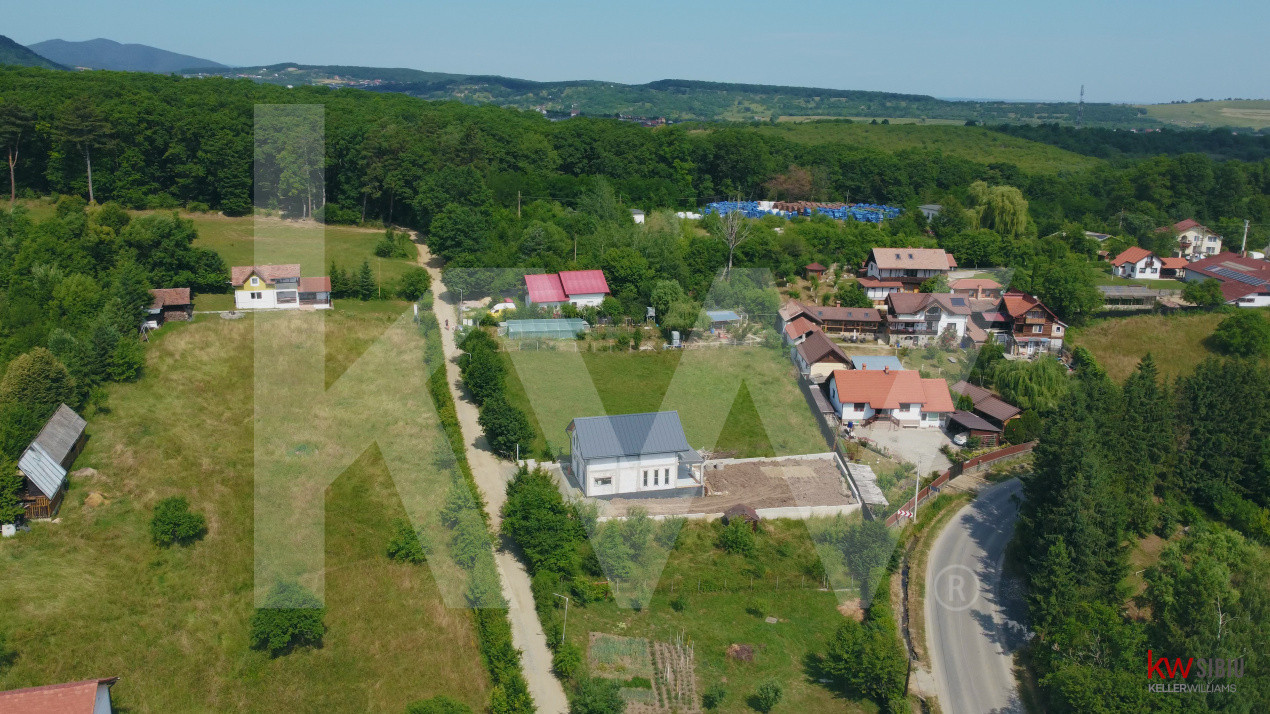 Teren intravilan 2000 mp - Tocile, vedere panoramică spre munte și pădure