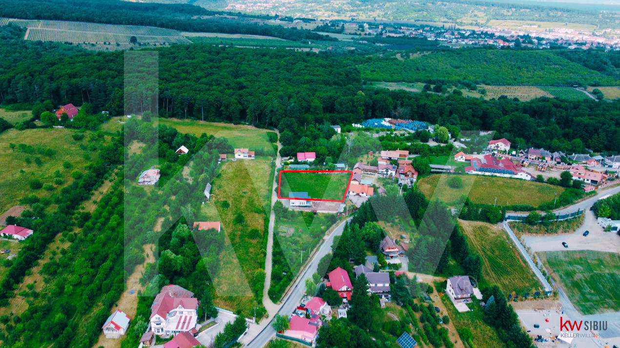 Teren intravilan 2000 mp - Tocile, vedere panoramică spre munte și pădure