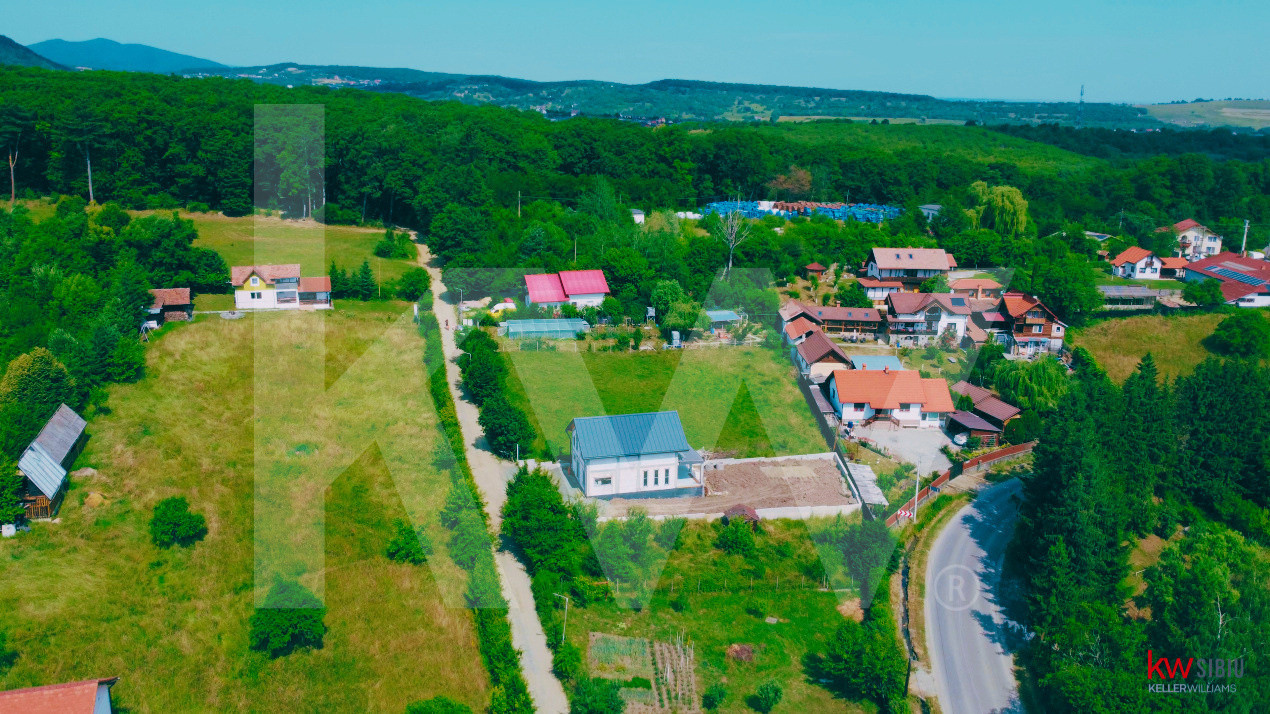 Teren intravilan 2000 mp - Tocile, vedere panoramică spre munte și pădure