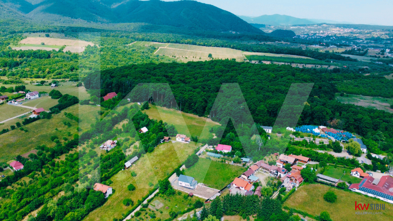 Teren intravilan 2000 mp - Tocile, vedere panoramică spre munte și pădure
