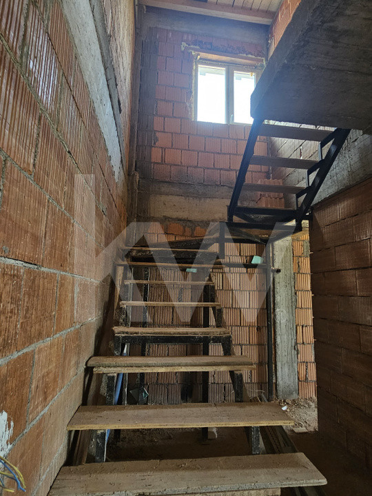 Apartament de 4 camere pe două niveluri – Turnișor