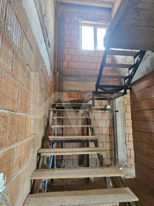 Apartament de 4 camere pe două niveluri – Turnișor