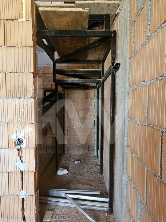 Apartament de 4 camere pe două niveluri – Turnișor