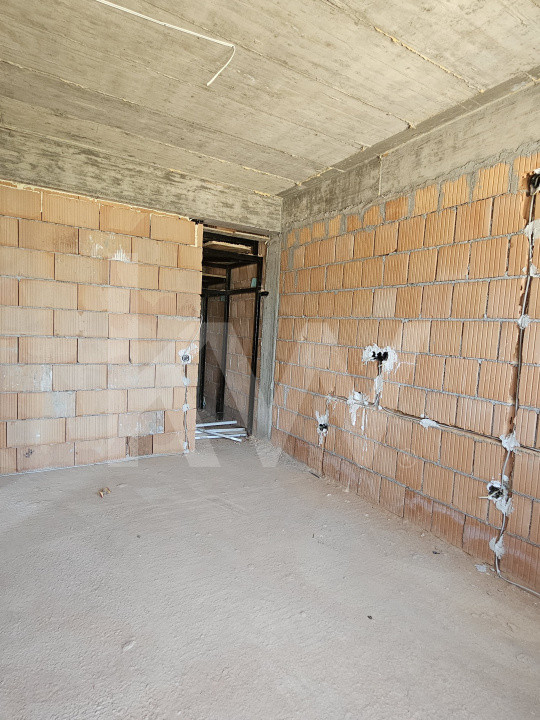 Apartament de 4 camere pe două niveluri – Turnișor