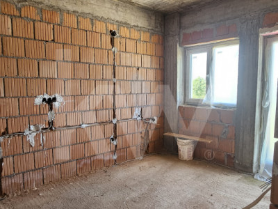 Apartament de 4 camere pe două niveluri – Turnișor