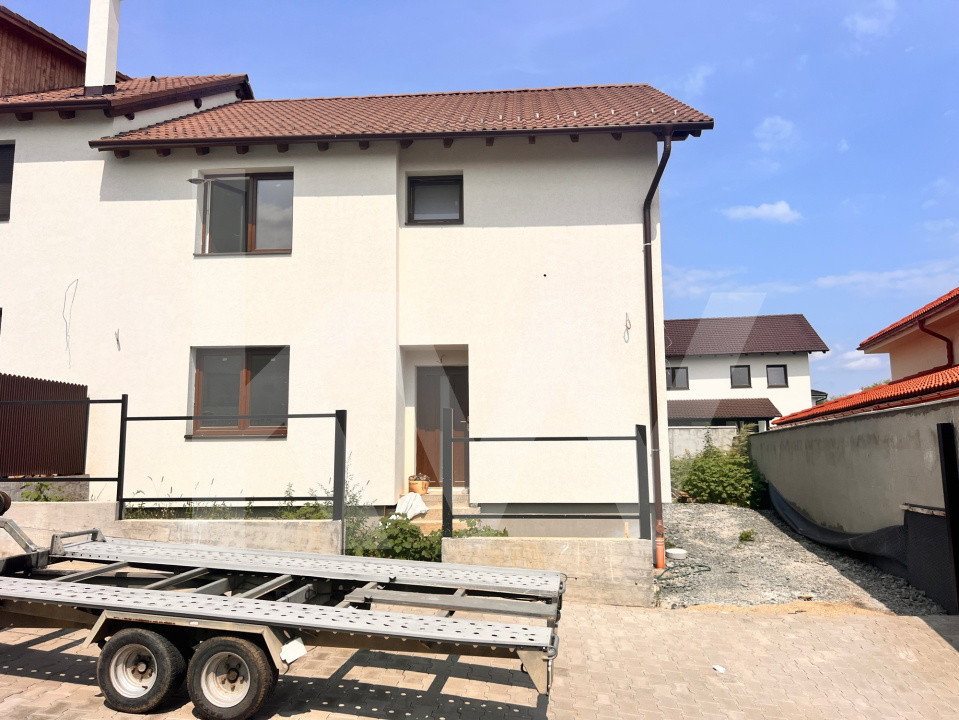 De vânzare casă tip duplex cu terasă, curte și anexă în Selimbăr, Sibiu 