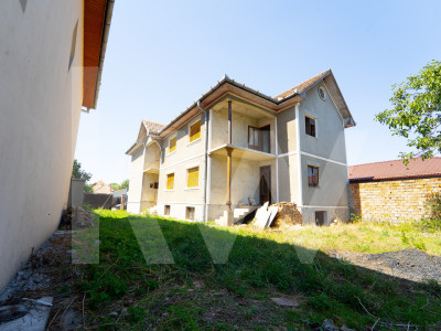 Casă cu personalitate și potențial în Sebeș – ideală pentru locuință de familie 