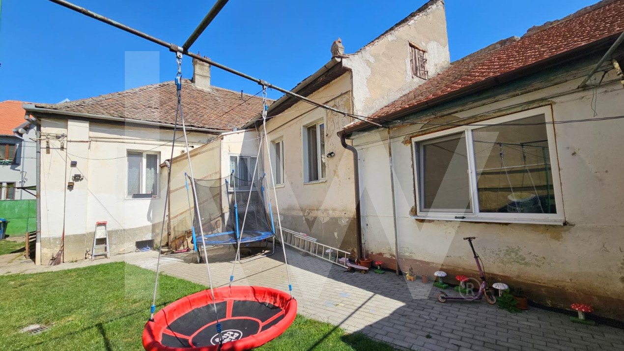 Casă individuală compusă din două apartamente, cu teren liber de 540 mp 