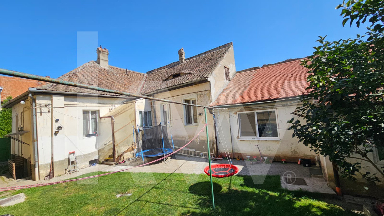 Casă individuală compusă din două apartamente, cu teren liber de 540 mp 