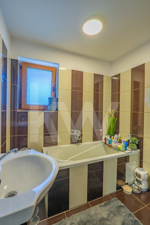 Apartament de vânzare cu 3 camere – zonă Valea Aurie, str. Săcel