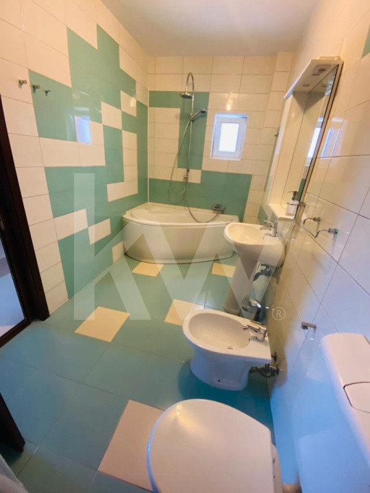 Apartament modern de închiriat 3 camere -  Zona Parcul Sub Arini 