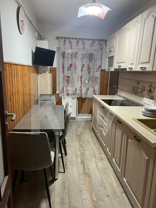Apartament 3 camere de inchiriat – Vasile Aaron, zona Magazinul Barza