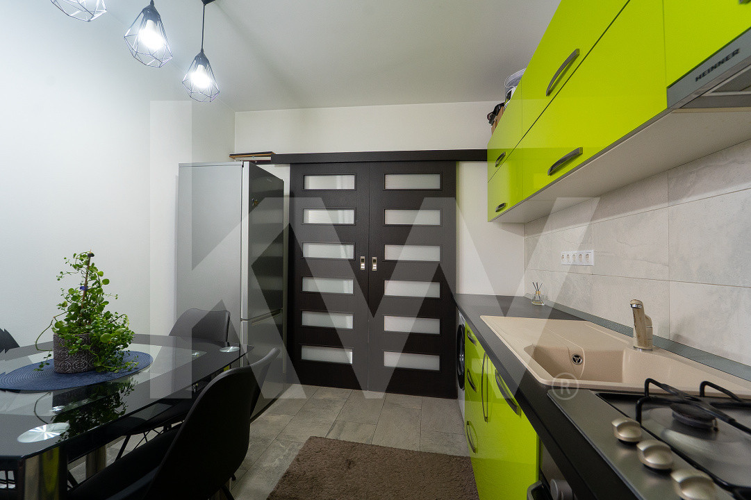 Apartament 3 camere cu destinație rezidențială și comercială – curte proprie 