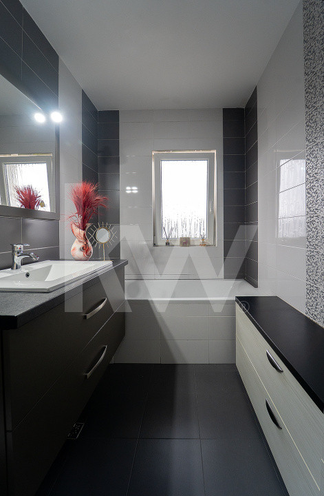 Apartament 3 camere cu destinație rezidențială și comercială – curte proprie 