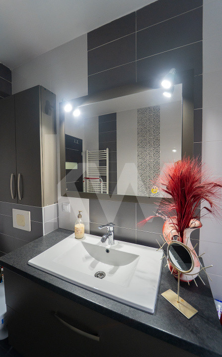 Apartament 3 camere cu destinație rezidențială și comercială – curte proprie 