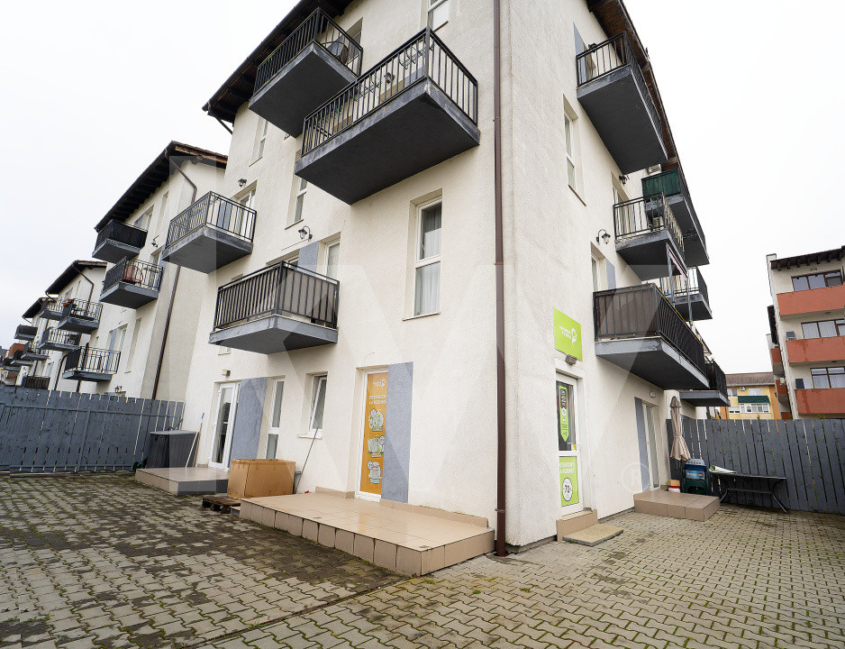 Apartament 3 camere cu destinație rezidențială și comercială – curte proprie 