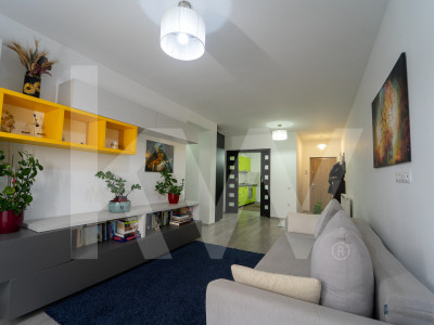 Apartament 3 camere cu destinație rezidențială și comercială – curte proprie 