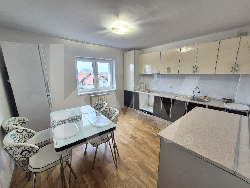 CASĂ INDIVIDUALĂ de închiriat – 330 mp, 8 camere, 5 băi, garaj dublu, grădină 