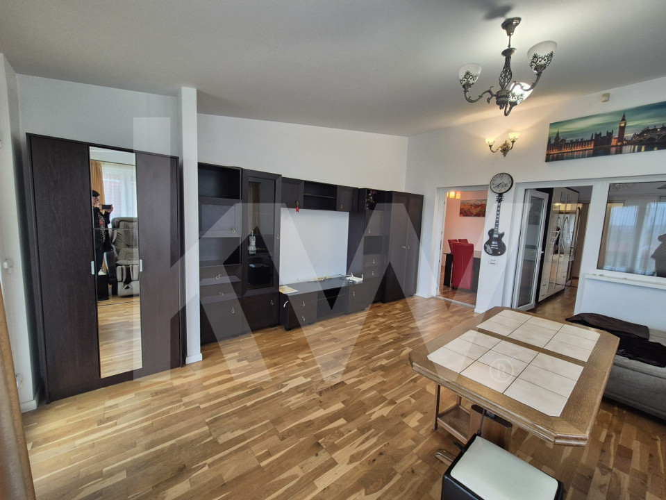 CASĂ INDIVIDUALĂ de închiriat – 330 mp, 8 camere, 5 băi, garaj dublu, grădină 