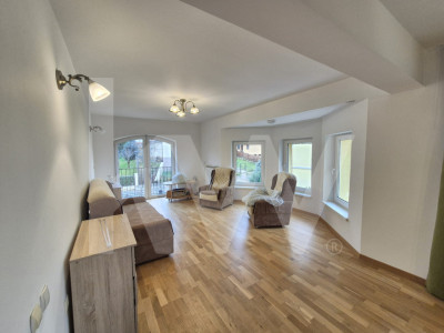 CASĂ INDIVIDUALĂ de închiriat – 330 mp, 8 camere, 5 băi, garaj dublu, grădină 