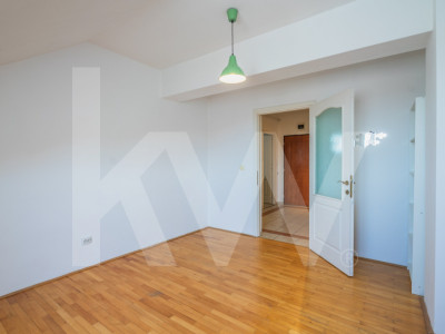 Oază de lumină și confort: Mansardă de vânzare